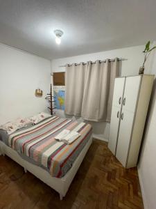リオデジャネイロにあるLa joya de laranjeiraのベッドルーム1室(ベッド1台、白いキャビネット付)