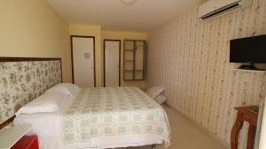 - une chambre avec un lit et une télévision à écran plat dans l'établissement Hotel I 7, à Parnamirim