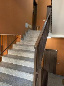 una rampa di scale in un edificio di Appartamento brevi periodi "Pedrini's Welcome Home" a Bergamo