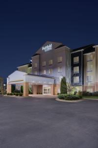 un hotel con un estacionamiento delante de él en Fairfield Inn & Suites by Marriott Paducah, en Paducah