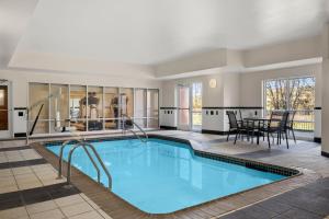 uma piscina com mesa e cadeiras num quarto de hotel em Fairfield Inn & Suites by Marriott Paducah em Paducah