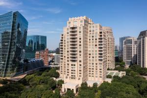 una vista aerea di un alto edificio in una città di The Ritz-Carlton, Dallas a Dallas