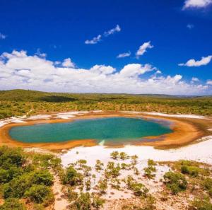 an aerial view of a large pool of water on a beach at Aconchegante Casa na vila de pescadores in Baixio