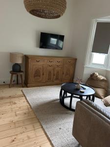 a living room with a couch and a table at Cozy 2 bedroom cottage - Newly renovated, perfect location for best of Ballarat in Ballarat