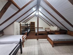 Pokój na poddaszu z 2 łóżkami i pokój z dachem w obiekcie Chalé Carvalho - Azul w mieście Itapoá