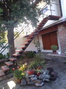 un conjunto de escaleras que conducen a una casa con macetas en CASA Don Manuel en Miramar