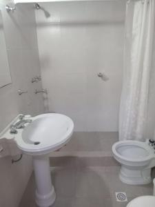 Baño blanco con lavabo y aseo en CASA Don Manuel en Miramar