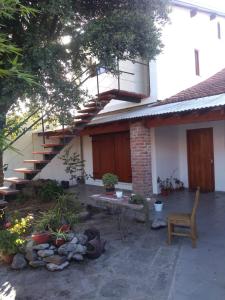 un patio de una casa con una escalera y una silla en CASA Don Manuel en Miramar