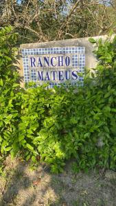 Una señal que dice "Ramio Market Bus" en un arbusto. en Rancho Mateus!, en Gravatá