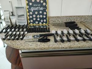 um balcão com um monte de utensílios de cozinha em Apartamento Copacabana Posto 5 no Rio de Janeiro