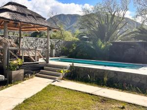 una piscina con cenador y una casa en Wayta “Casa de campo” en San Fernando del Valle de Catamarca
