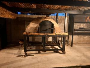 un horno de pizza en una mesa en una habitación en Wayta “Casa de campo” en San Fernando del Valle de Catamarca