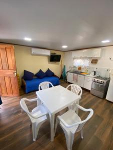 a living room with a table and chairs and a kitchen at maripe in Balneario Argentino