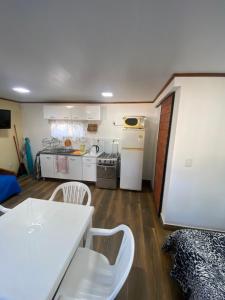 a room with a kitchen and a table and chairs at maripe in Balneario Argentino