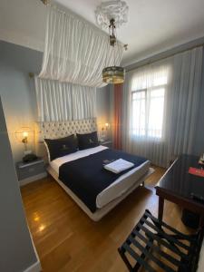 Lina Hotel Taksim Pera في إسطنبول: غرفة نوم بسرير كبير ونافذة
