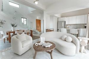 ครัวหรือมุมครัวของ Organic Luxury Villa With Pool & Beach Access