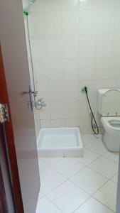 a bathroom with a shower and a toilet at 22 R4 Single 1 small room in a 4-bedroom apartment with attached bathroom suitable for one person ### 22 R4 1 غرفة صغيرة في شقة مكونة من 4 غرف نوم مع حمام ملحق مناسبة لشخص واحد in Ajman 