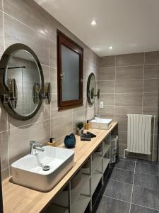 Baño con 2 lavabos y espejo en Maison Confort Stationnement Privatif 6 pers, en Échirolles