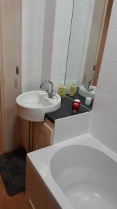 Kúpeľňa v ubytovaní Spacious 2 bedrooms Apartment in Colnbrook