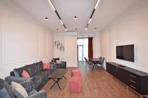 Μια τηλεόραση ή/και κέντρο ψυχαγωγίας στο Deluxe 2 Bedroom, 2Bathroom Apartment in the Middle of City Center, New Building