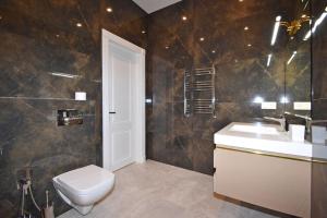 Ένα μπάνιο στο Deluxe 2 Bedroom, 2Bathroom Apartment in the Middle of City Center, New Building +17 φωτογραφίες