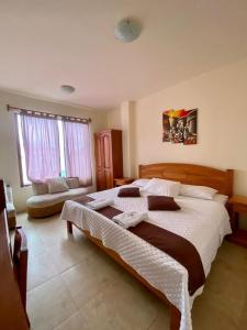 1 dormitorio con cama grande y ventana grande en Apartments Center GSV en Puerto Villamil