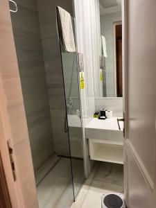 A bathroom at Lina Hotel Taksim Pera
