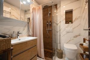 Koupelna v ubytování Glečer Kop, Apartment A14, FREE Parking Garage + 33 fotografií