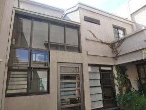 un edificio con ventanas grandes en un lateral en MODERNA x 11 Pax en Mendoza