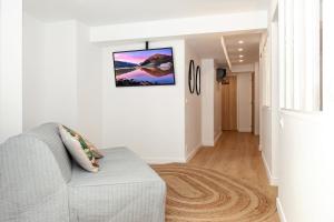 uma sala de estar com um sofá e um quadro na parede em Nets Inn Apartment - Gare de Lyon em Paris