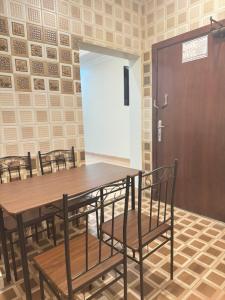 een tafel en stoelen in een kamer met een deur bij شقق بيت الايواء للشقق المخدومة in Dammam +9 foto's