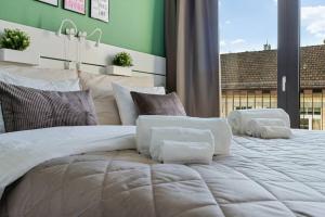 1 cama blanca grande en una habitación con ventana en Outstanding Boutique-Designer Apartment - private Rooftop Terrace - fully equipped en Zúrich