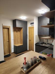 兹拉蒂博尔Silver Wolf SPA & relax的厨房配有带台面的木桌