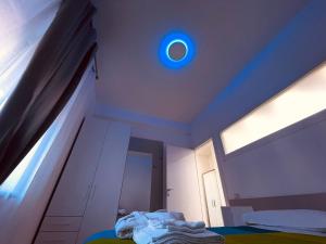 una camera da letto con un letto e una luce blu sul soffitto di Casa Vacanze San Giovanni a Potenza