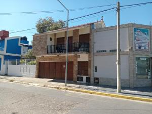 un bâtiment au coin d'une rue dans l'établissement Departamento premiun Mar de Paz, à Santa Teresita