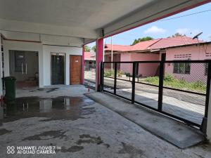 une entrée vide d'un bâtiment avec une clôture dans l'établissement VILLA HAJAH RUGAYAH MUAR, à Muar