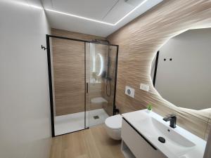 Koupelna v ubytování Apartamentos Centro Oviedo Caveda + 37 fotografií