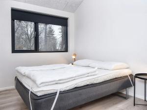 een bed in een kamer met een raam bij Holiday home Knebel LXII in Knebel