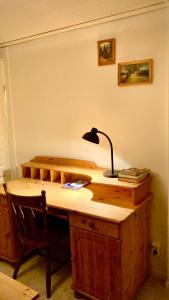 einen hölzernen Schreibtisch mit einer Lampe darüber in der Unterkunft 1925 Upstairs Ljungby in Ljungby