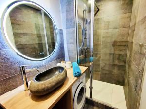W łazience znajduje się umywalka i prysznic. w obiekcie Hamac chic vue mer. w mieście Berck-sur-Mer