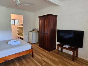 sypialnia z łóżkiem i telewizorem z płaskim ekranem w obiekcie The Bushranger Hideaway w mieście Midginbil