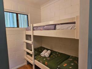 łóżko piętrowe z 2 łóżkami w pokoju w obiekcie The Bushranger Hideaway w mieście Midginbil