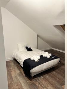 a bedroom with a bed with two towels on it at Le charmeur des dames proche Loire à vélo in La Ville-aux-Dames