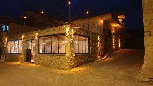 ein Gebäude mit Lichtern an der Seite in der Nacht in der Unterkunft Ceran Stone House in Nevşehir