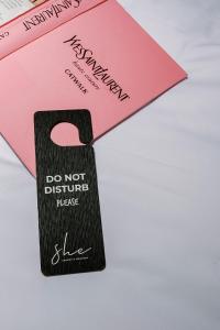 Um certificado, prêmio, placa ou outro documento exibido em She Mykonos Boutique Hotel