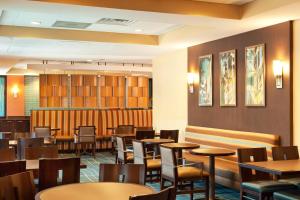 Restaurace v ubytování SpringHill Suites by Marriott Tarrytown Westchester County + 18 fotografií
