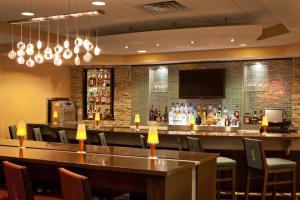 SpringHill Suites by Marriott Tarrytown Westchester County في تاريتاون: بار في مطعم به طاولات وكراسي