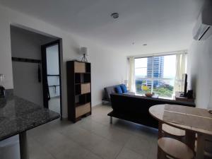salon z kanapą i stołem w obiekcie Playa Coronado, Apartamentos con vista al mar w mieście Las Lajas