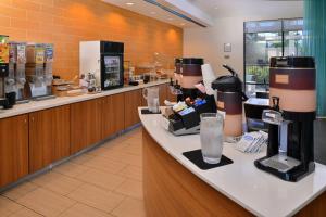 Příslušenství pro přípravu čaje a kávy v ubytování SpringHill Suites Kingman Route 66