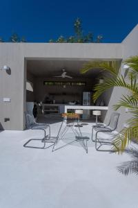 un patio con 2 sillas y una mesa en un edificio en Casa SANA en Puerto Escondido